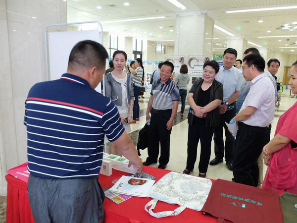 图为到场领导参观展览展示
