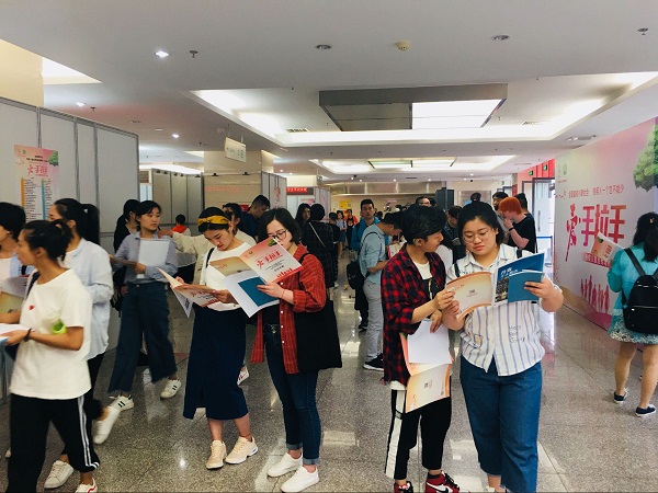 图为招聘会现场