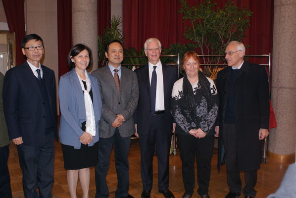 图为吴学文副理事长与意大利相关政府官员合影
