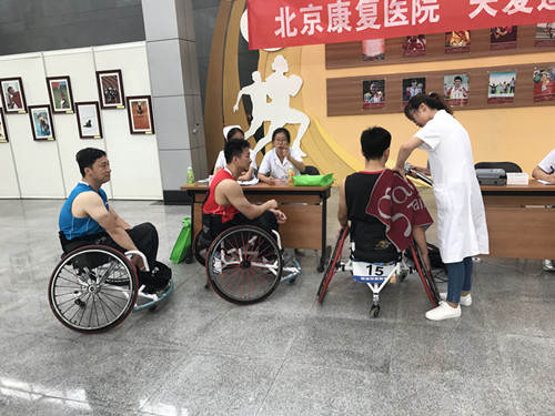 图为轮椅男队义诊