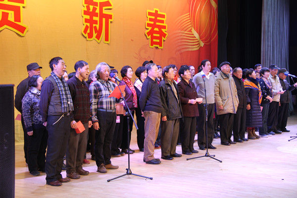 图为老干部党支部合唱《团结就是力量》