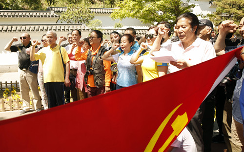 图为重温入党誓词