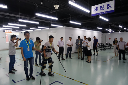 参观外骨骼机器人演示