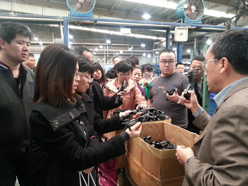 图为：参训人员参观辅具厂家