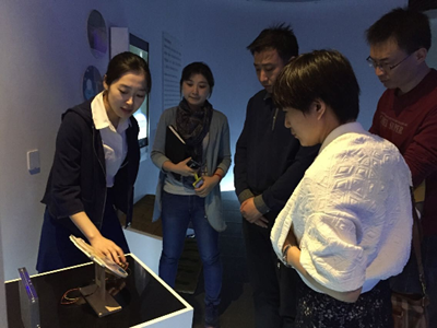 图为：市辅具中心一行参观科技成果展厅