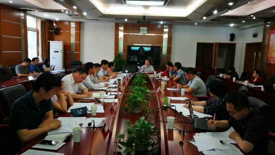 图为信息化工作小组各位评审专家在认真听取申报陈述