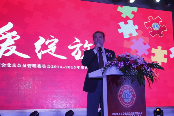 图为郭克利同志在仪式上致辞