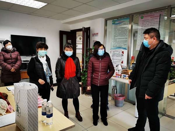 图为赵凌云副区长检查建国门街道温馨家园