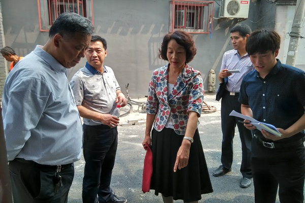 图为各领导实地进行调研