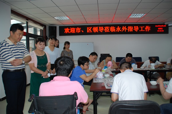 图为郭旭升调研永外街道温馨家园