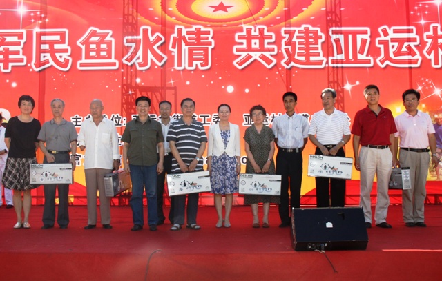 图为街道工委办事处领导慰问伤残军人