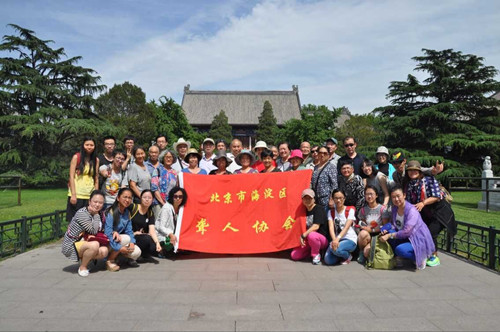 图为聋人朋友合影