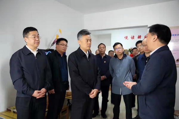 图为视察现场