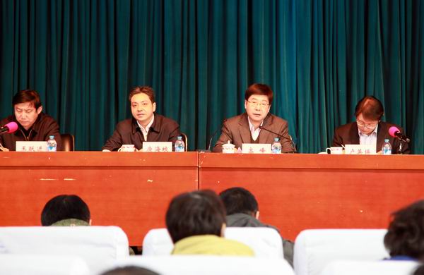 图为市残联副理事长唐海蛟、副区长高峰参加会议