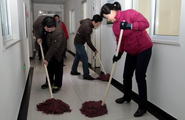图为党员志愿者搞卫生