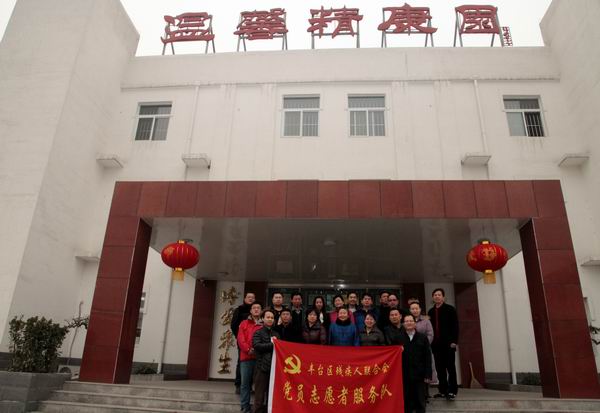 图为志愿者合影留念