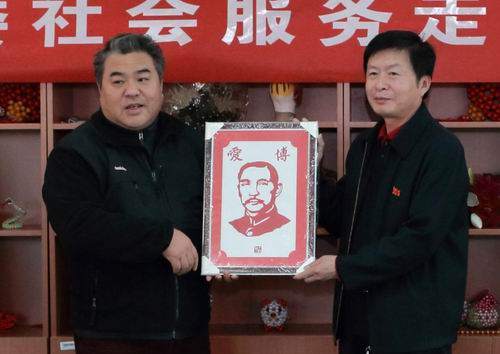 图为民革丰台区工委向区残联赠送孙中山剪纸画像