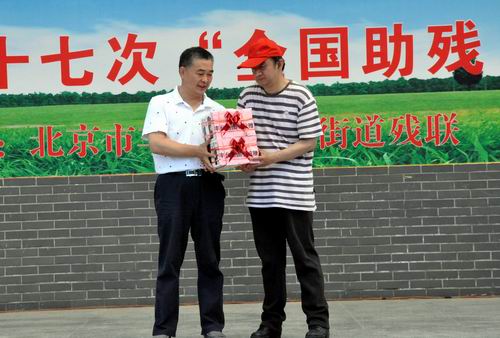 图为捐书现场