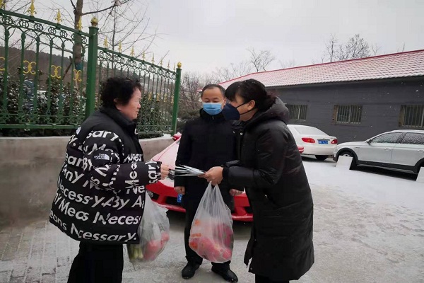 图为领导送物资现场