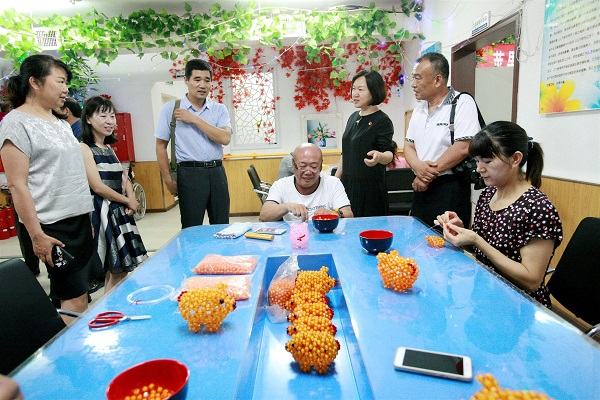 图为验收小组领导参观基地劳动项目