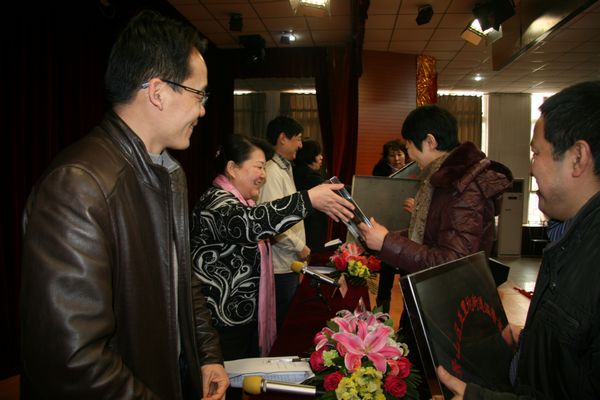 图为领导正在为街道授牌
