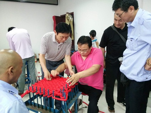图为制作中国结现场