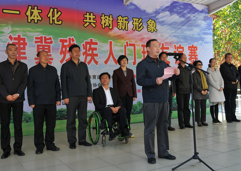 图为致欢迎词现场