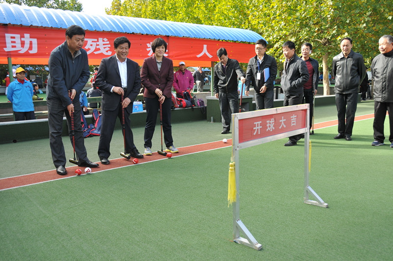 图为与会领导为比赛开球现场