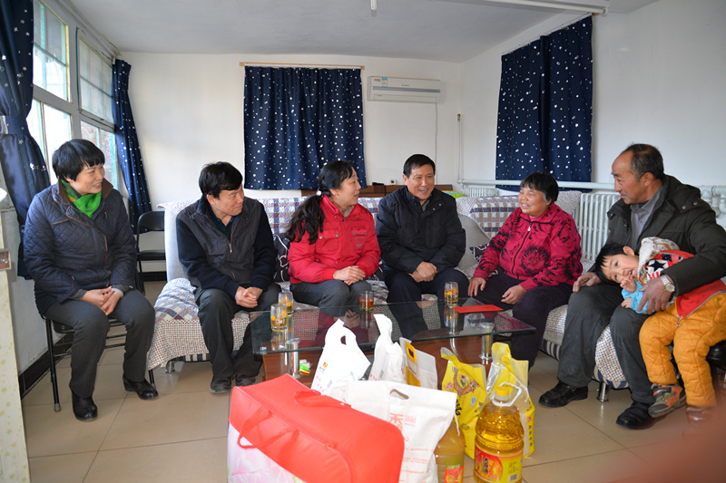 图为走访慰问现场