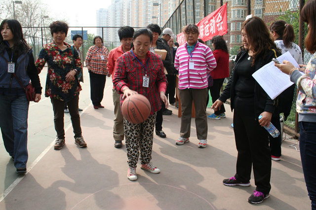 图为：趣味运动会现场