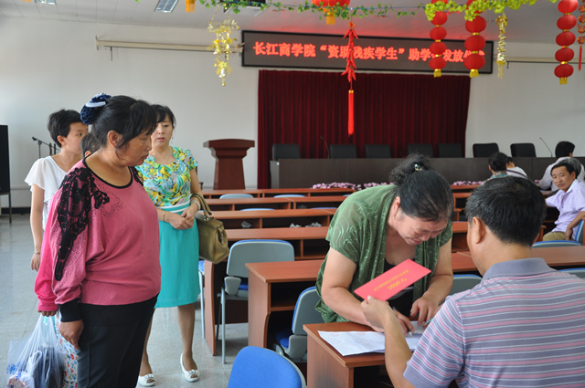 图为：领取助学款现场