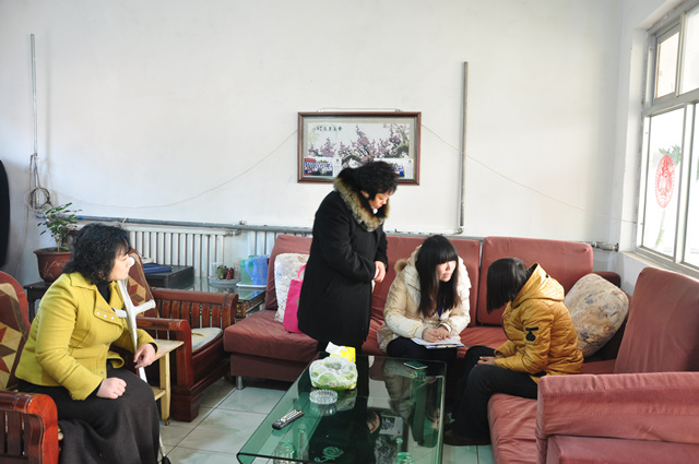 图为：欧理与调查员到残疾人家庭入户调查