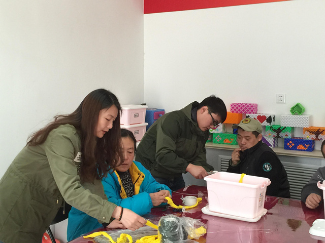 图为手工课制作现场