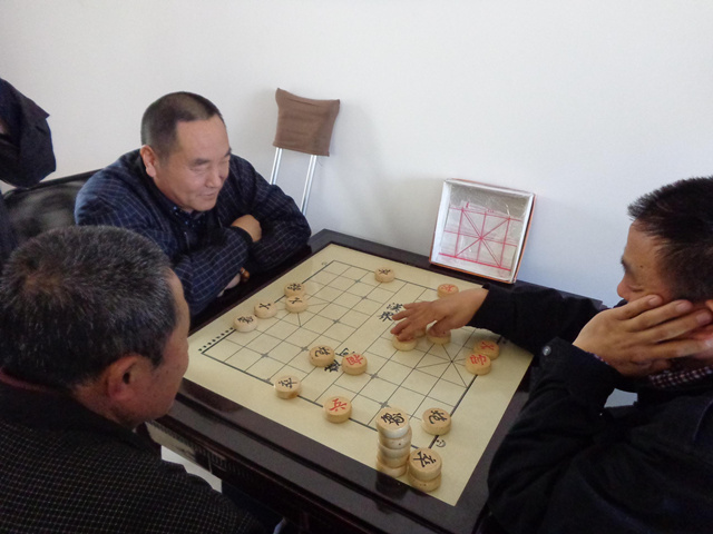 图为残疾人下象棋现场