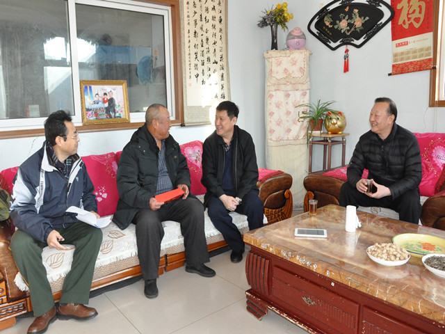 图为慰问现场