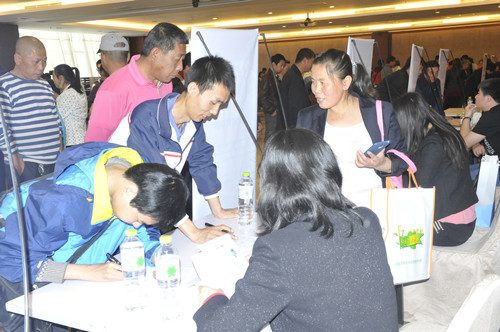 图为招聘现场