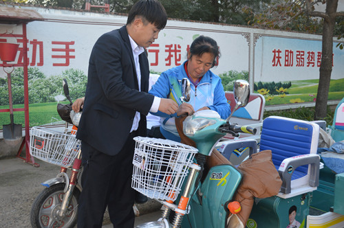 图为发放现场