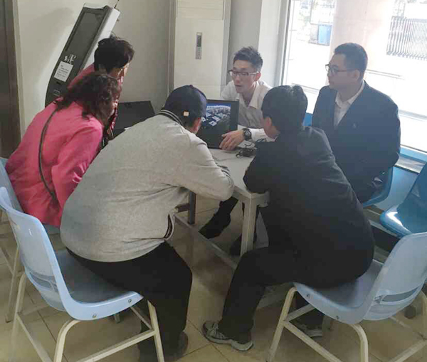 图为专场招聘会现场