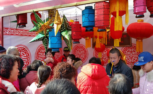 图为展卖现场