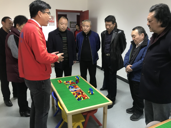 参观儿童康复机构现场