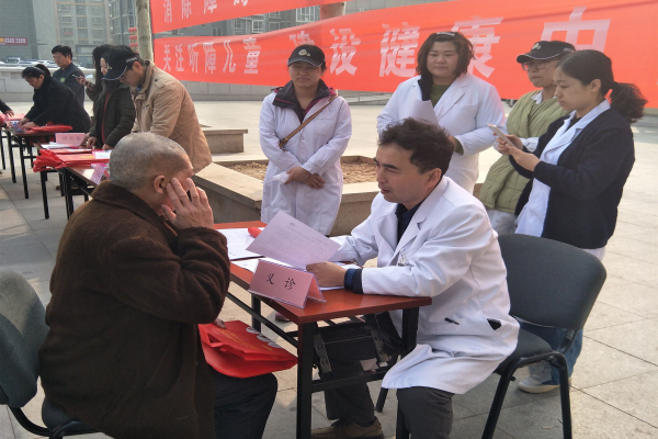 图为“爱耳护耳”义诊现场