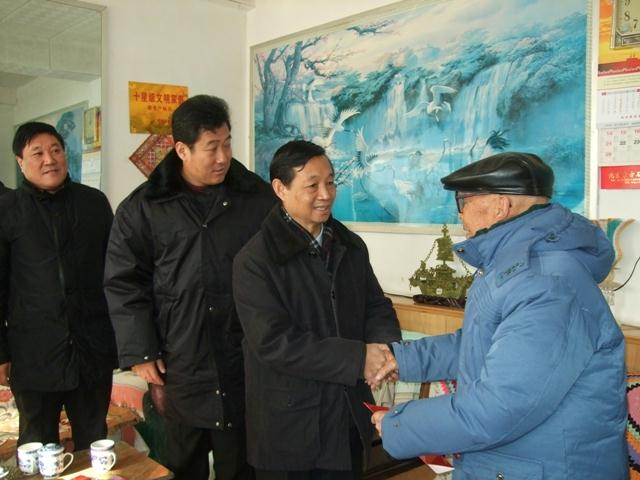 图为走访慰问密云县民政对象