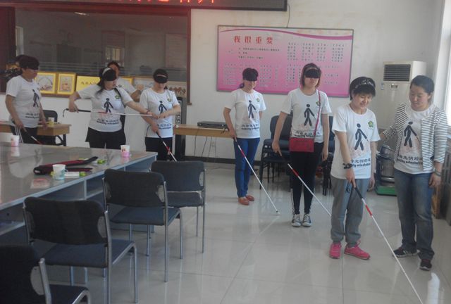 图为  盲人定向行走训练活动现场