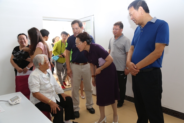 图为领导与残疾人亲切交谈