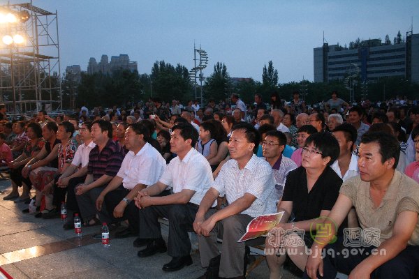 图为市、县领导观看演出