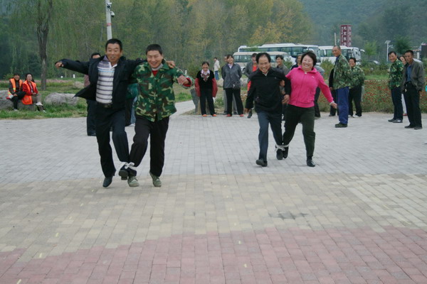 图片为珍珠泉乡残联举办第二届残疾人趣味运动会二人三足比赛