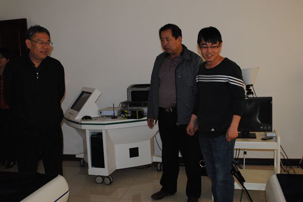 图为领导参观辅具中心