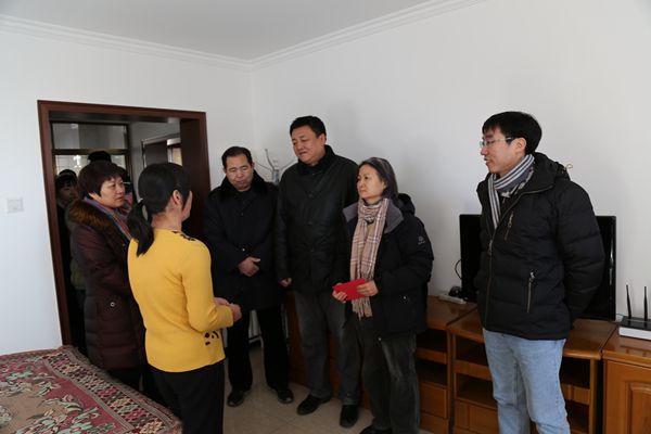 图为慰问残疾人家庭现场