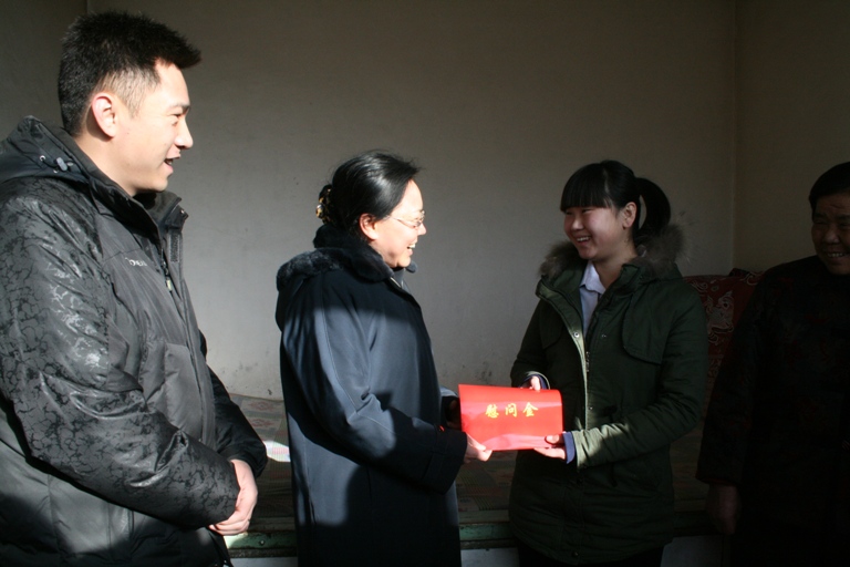 图为吴文彦理事长走访慰问贫困残疾人