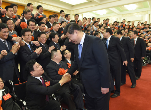 5月16日，党和国家领导人习近平、李克强、刘云山、张高丽等在北京人民大会堂会见第五次全国自强模范暨助残先进集体和个人表彰大会受表彰代表。